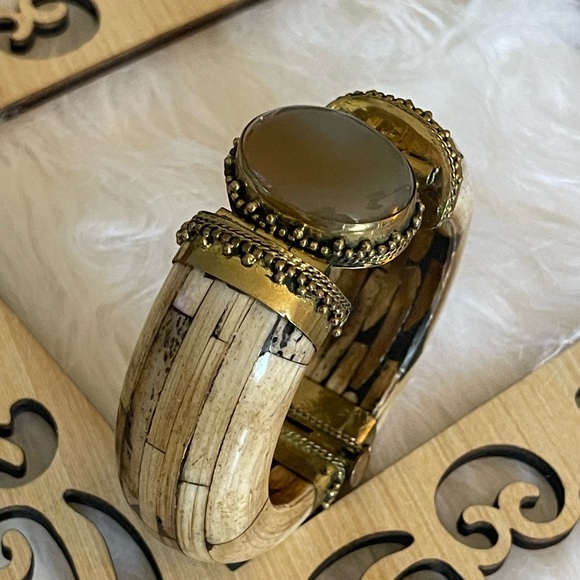 Indian Style Brass & Wood Bangle with Cream & Brown Tones with center stone. - Picture 4 of 6